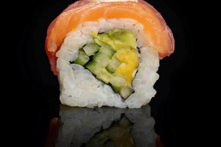 Rainbow Roll – Inside Out Classic Rolls bei ZS Premium Sushi Hamburg